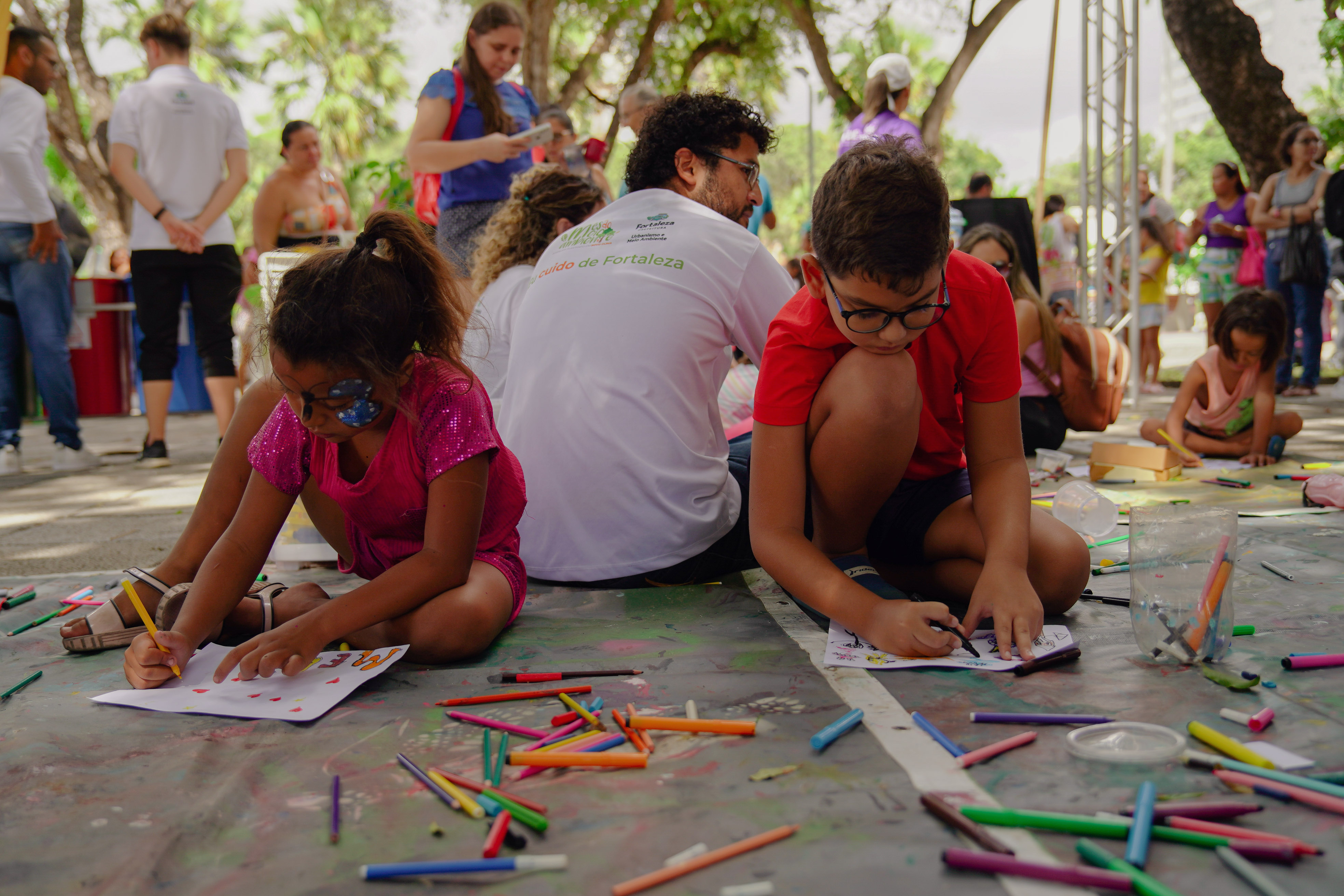 crianças pintando